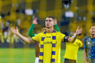 آنج بوستيكوجلو مدرب النصر يتحدث مع كريستيانو رونالدو بعد مباراة نيوم