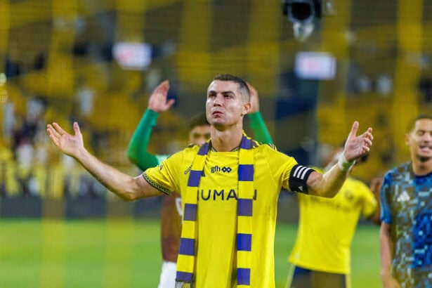 آنج بوستيكوجلو مدرب النصر يتحدث مع كريستيانو رونالدو بعد مباراة نيوم