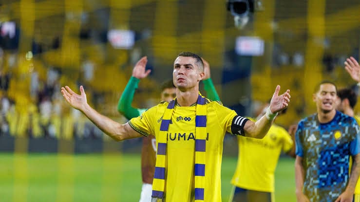 آنج بوستيكوجلو مدرب النصر يتحدث مع كريستيانو رونالدو بعد مباراة نيوم