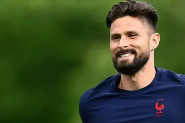 جيرو يصبح أول فرنسي يشارك في دوري الأبطال بعمر 40 عامًا