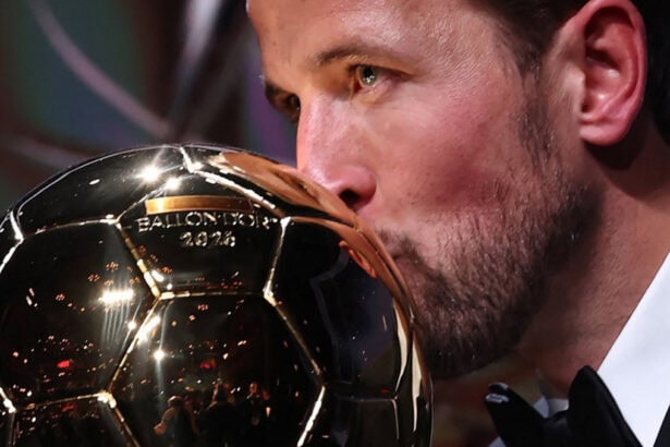 هاري كين لاعب بايرن ميونخ بعد فوزه بجائزة الكرة الذهبية