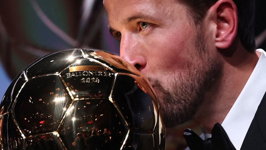 هاري كين لاعب بايرن ميونخ بعد فوزه بجائزة الكرة الذهبية